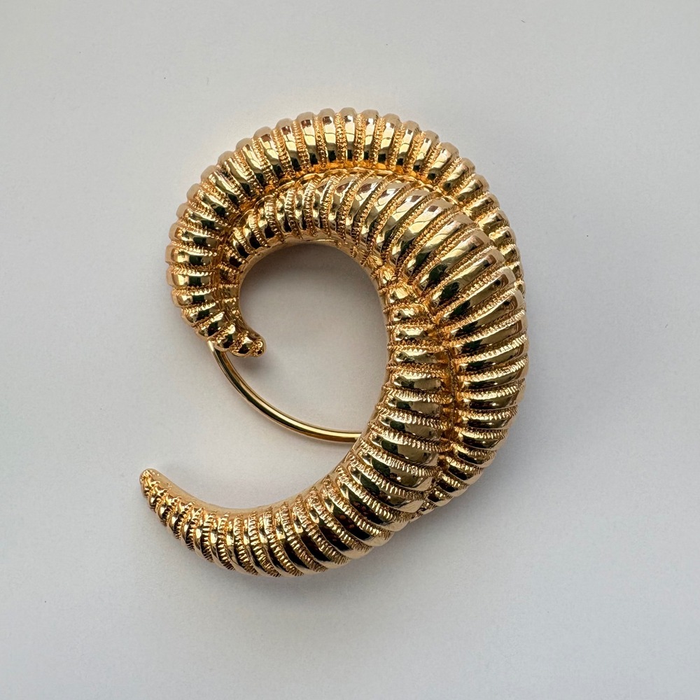 Monet Vintage Gold Tone Ribbed Spiral Scarf Clip Nautilus Shell Horn Brooch